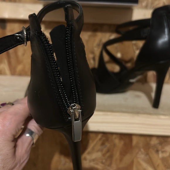 Beautiful black heels. Has zip up in the back - Picture 2 of 4
